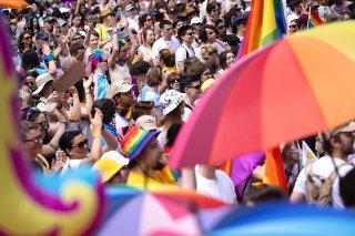 Les drapeaux arc-en-ciel ont dominé la manifestation, qui a duré environ deux heures.